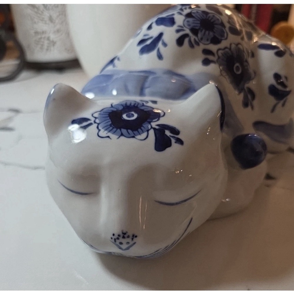 Vintage Blue & White Ceramic‎ Sleeping Cat - Picture 2 of 4